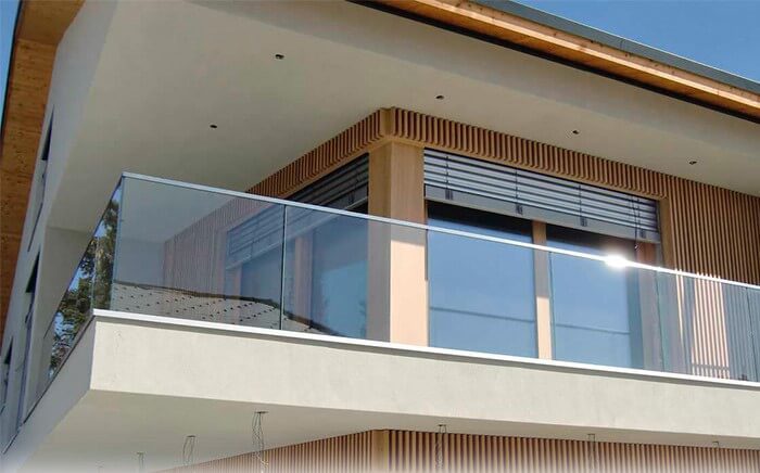 lan-can-kinh-cuong-luc-inox (1)