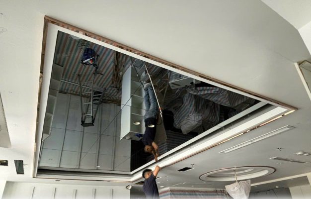 Trần Gương Màu Xám Khói Tại Hà Nội