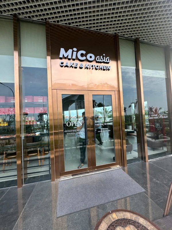 Cửa thuỷ lực mạ viền inox Cửa thuỷ lực mạ viền inox