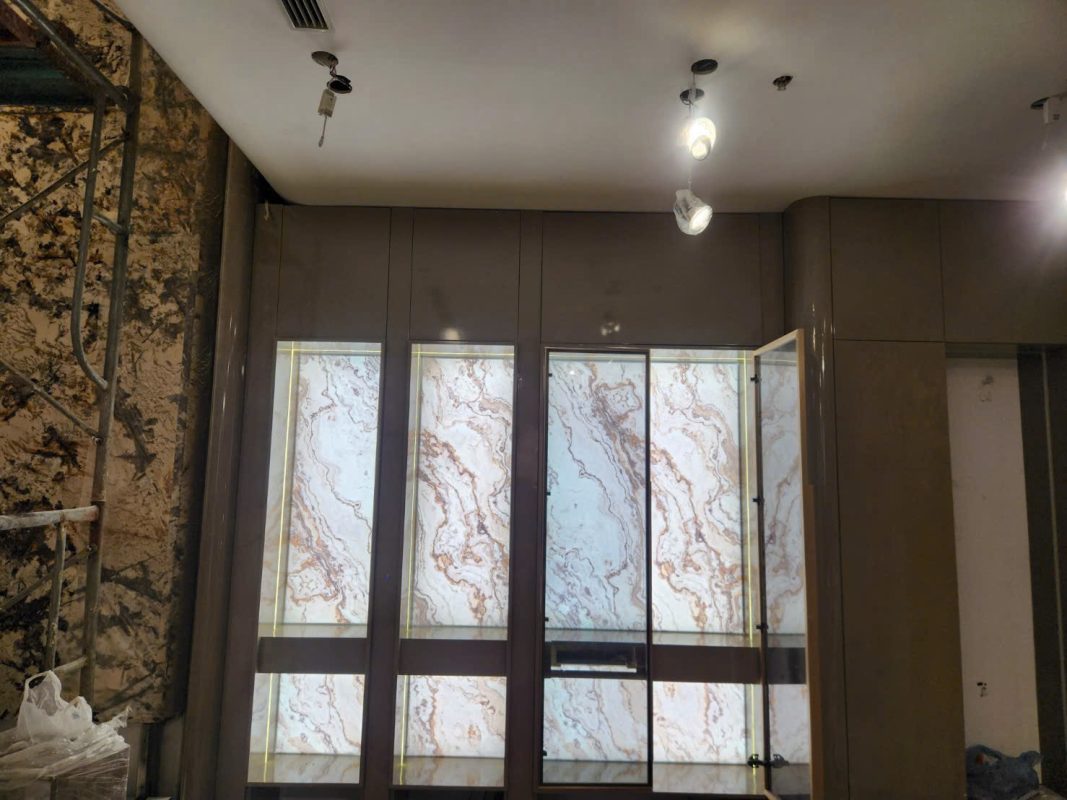 Vách Xuyên Sáng Tại Hà Nội